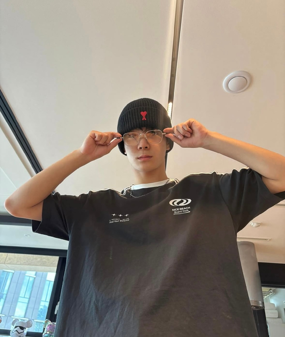 가수 정동원이 공개한 힙한 느낌의 셀카가 팬들의 눈길을 끌고 있다. 사진은 정동원이 공개한 사진. [사진=정동원 인스타그램]