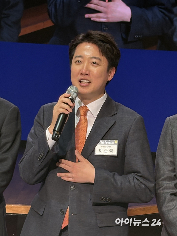 정청래 더불어민주당 대표(왼쪽부터), 최태원 대한상공회의소 회장, 김민석 국무총리, 장동혁 국민의힘 대표가 2일 서울 중구 대한상공회의소에서 열린 2026 경제계 신년인사회에서 떡케이크를 자르고 있다. [사진=권서아 기자]