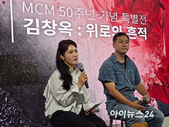 김해리 MCM 대표(왼쪽)과 김창옥 작가가 2일 기자간담회에서 전시에 대해 설명하고 있다. [사진=구서윤 기자]