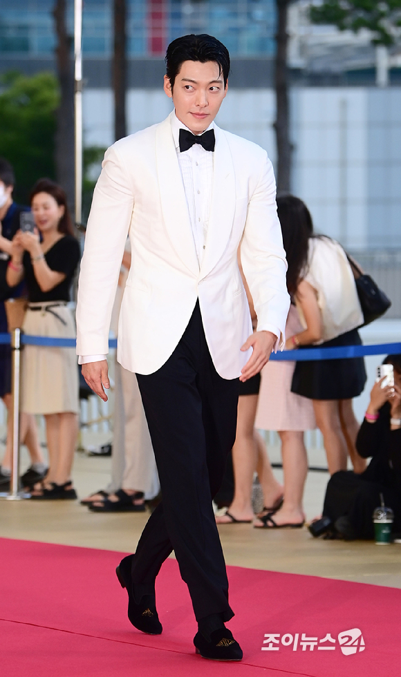 '다 이루어질지니' 배우 김우빈이&nbsp;31일 오후&nbsp;인천시 영종구 운서동 파라다이스시티에서 열린&nbsp;제5회 청룡시리즈어워즈&nbsp;레드카펫 행사에 참석하고 있다. [사진=정소희 기자]