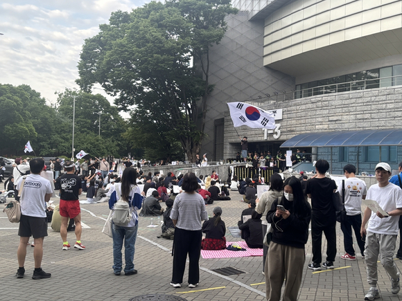 투표용지 부족 사태를 규탄하며 재선거를 요구하는 '잠실 개표소 봉쇄 시위'가 사흘째 이어지고 있다. [사진=연합뉴스]