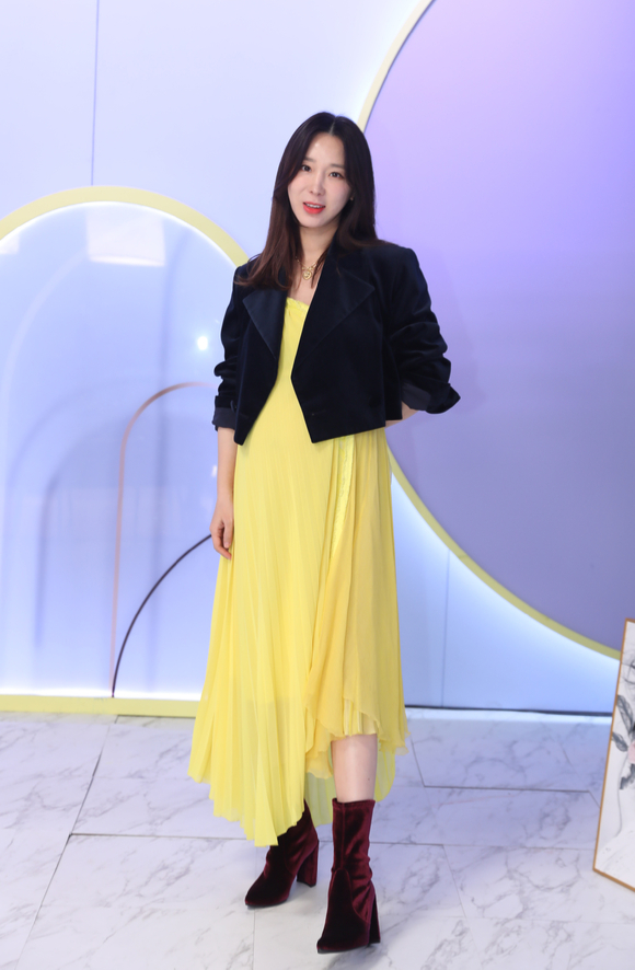 가수 이지혜가 15일 온라인으로 진행된 MBN 예능프로그램 '돌싱글즈2' 제작발표회에 참석해 포즈를 취하고 있다. [사진=MBN]