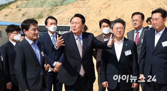 윤석열 대통령 당선인이 4일 강원도 원주시 부론산업단지를 방문해 참석자들과 이야기를 나누고 있다. [사진=인수위사진기자단]