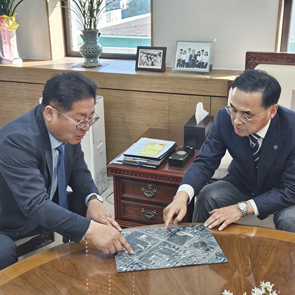  지난 15일 이재영 더불어민주당 양산갑 후보(왼쪽)와 차정인 부산대학교 총장(오른쪽)이 만나 논의하고 있다. [사진=이재영 후보 선거사무소] 