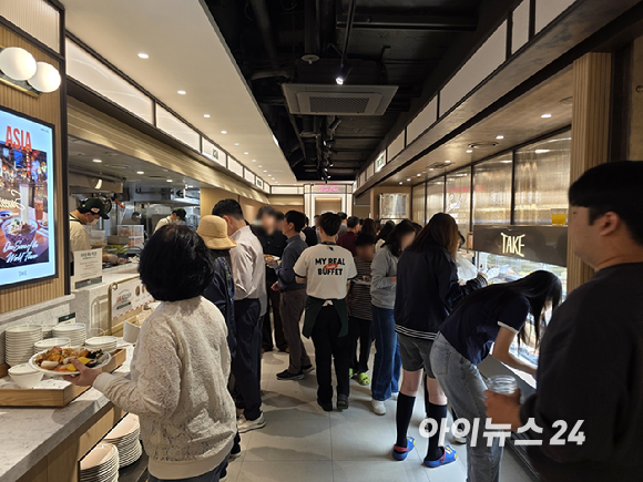 4일 서울 종로구 테이크 종각점 입구에서 고객들이 입장을 위해 대기하고 있다. [사진=구서윤 기자]