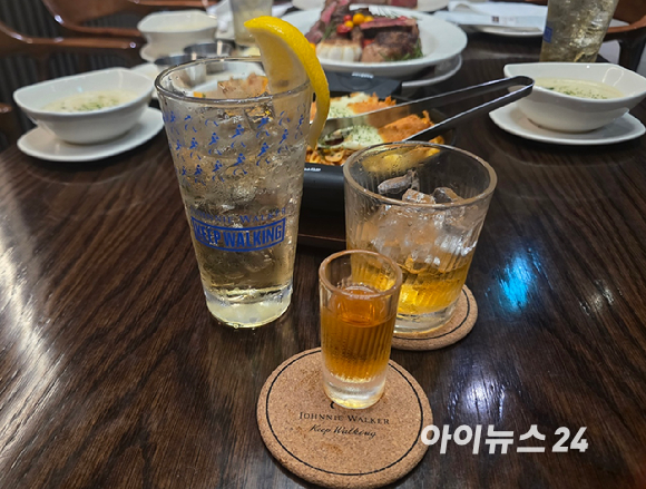 아웃백 직원이 오지 포터하우스 스테이크에 조니워커를 붓고 불을 붙이는 모습. [사진=구서윤 기자]