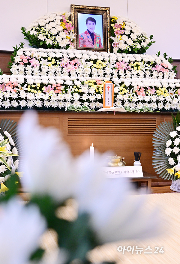 故 가수 송대관의 빈소가 7일 서울 종로구 서울대학교병원 장례식장에 마련되어 있다. 발인은 오는 9일 오전 11시, 장지는 서울추모공원이다. [사진=곽영래 기자]