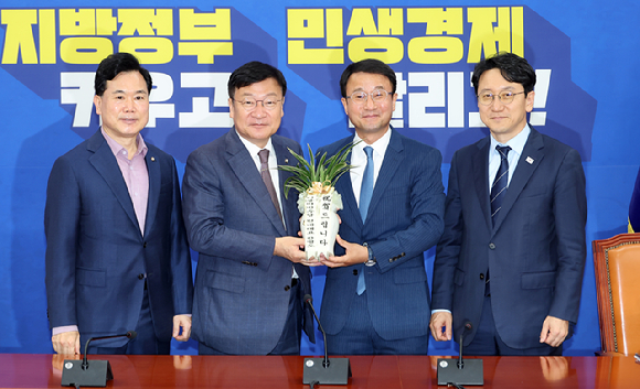  더불어민주당 한병도 원내대표(오른쪽 두 번째)가 11일 국회 원내대표실에서 취임 인사차 방문한 국민의힘 정점식 신임 원내대표(왼쪽 두 번째)에게 취임 축하 난을 선물한 뒤 기념촬영을 하고 있다. 왼쪽은 국민의힘 김승수 신임 원내운영수석부대표. 오른쪽은 더불어민주당 천준호 원내운영수석부대표. 2026.6.11 [사진=연합뉴스]