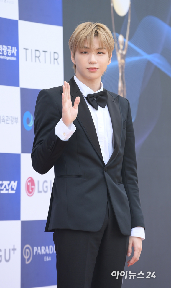 가수 강다니엘이 지난 19일 인천광역시 중구 파라다이스시티에서 열린 '제1회 청룡시리즈어워즈' 시상식에 참석해 레드카펫을 밟고 있다. [사진=정소희 기자]