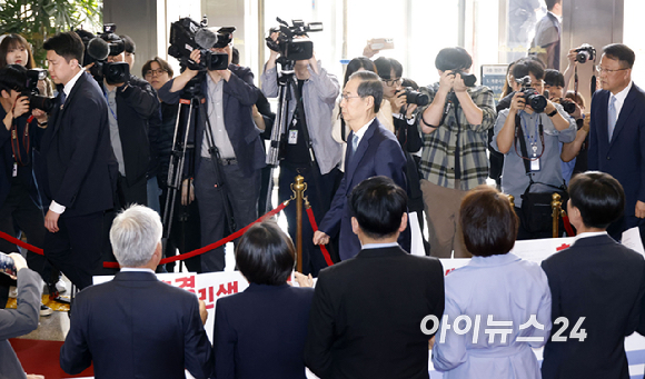 한덕수 대통령 권한대행 국무총리가 추가경정예산안 시정연설을 위해 24일 오전 서울 여의도 국회로 들어오고 있다. [사진=곽영래 기자]