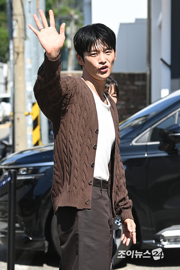 배우 서인국이 26일 오후 서울 용산구 한남동 플래그십 스토어에서 열린 클래식 라이프스타일 브랜드 세르지오 타키니 한남 플래그십 스토어 오픈 기념 포토콜 행사에 참석하고 있다. [사진=문수지 기자]