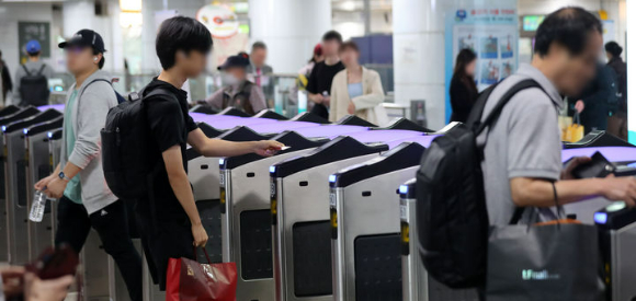  지난해 서울 지하철이 승객 1명을 태울 때마다 약 800원의 적자를 본 것으로 드러났다. 사진은 서울 지하철 전경. [사진=뉴시스]