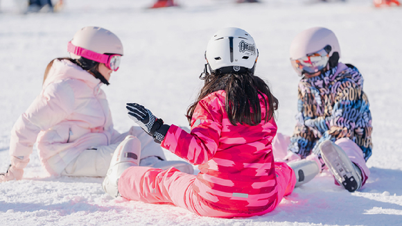 엘리시안 강촌을 방문한 고객들이 스키를 즐기는 모습. [사진=엘리시안 강촌]