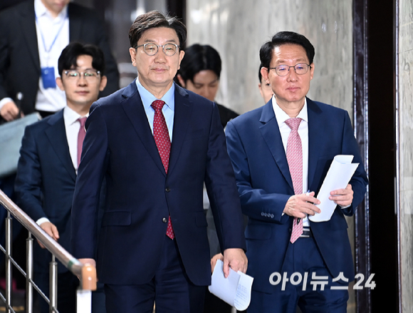 국민의힘 권성동 원내대표와 김상훈 정책위의장이 9일 오전 서울 여의도 국회에서 열린 원내대책회의에 참석하고 있다. [사진=곽영래 기자]