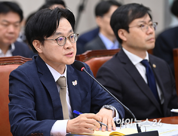 김정관 산업통상부 장관이 13일 서울 국회에서 열린 산업통상자원중소벤처기업위원회 국정감사에서 질의에 답하고 있다. [사진=곽영래]