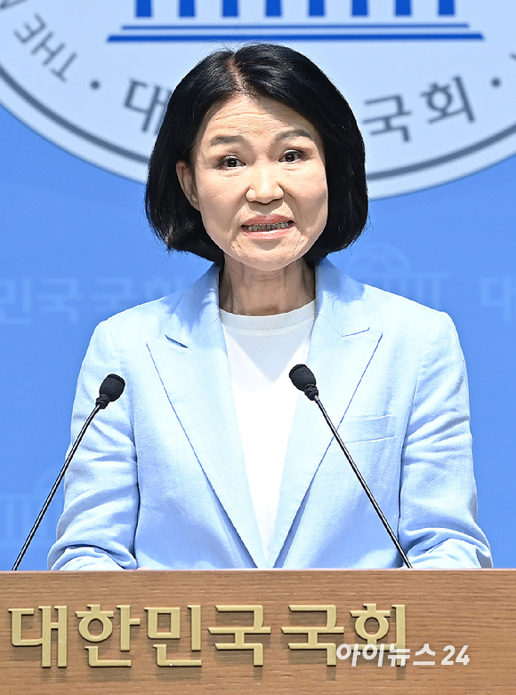 이진숙 국민의힘 의원이14일 서울 여의도 국회 소통관에서 5.18 민주화운동 관련 긴급 기자회견을 하고 있다. [사진=곽영래 기자]