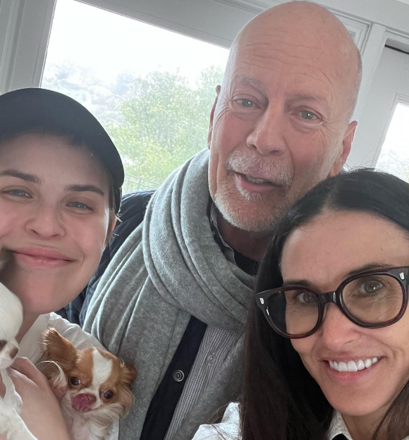 데미 무어(우측 아래)가 치매 투병 중인 전 남편 브루스 윌리스(가운데)와 사진을 찍고 있다. [사진=데미 무어 인스타그램]