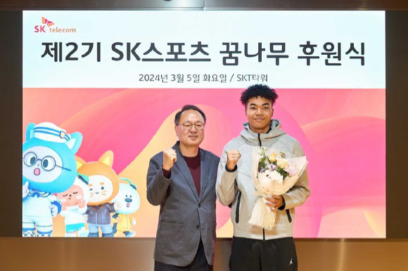 오경식 SK텔레콤 스포츠마케팅 담당(왼쪽)과 나마디 조엘진 선수가 기념사진을 촬영하고 있는 모습. [사진=SKT]