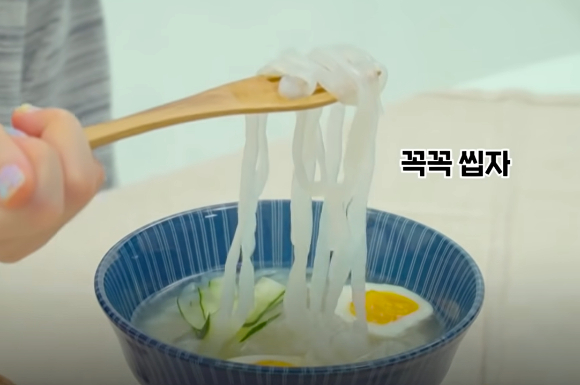 다이어트 음식으로 알려진 곤약을 잘못 먹을 경우 위장에 문제가 생길 수 있다. [사진=유튜브 김소형채널H 캡처]