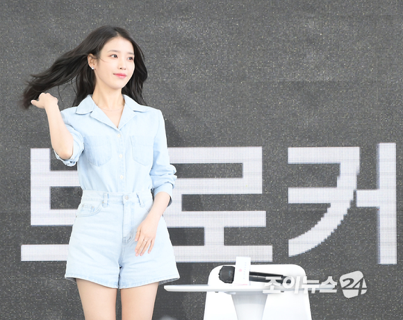 배우 이지은(아이유)이 8일 오후 부산 해운대구 영화의전당 야외무대에서 열린 제27회 부산국제영화제(BIFF) '브로커' 오픈토크 행사에 참석하고 있다. [사진=정소희 기자]