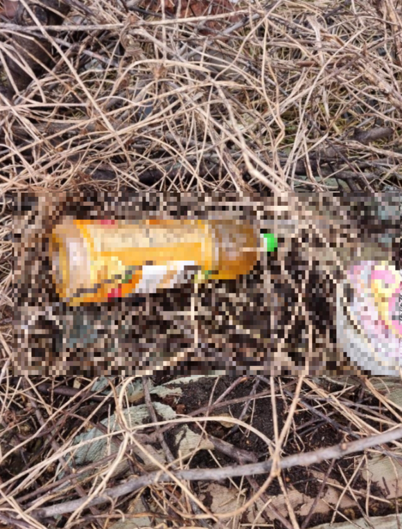 한 자영업자가 가게 근처를 오가는 화물차 기사들이 노상 방뇨하거나 소변이 담긴 페트병을 버리고 가 힘들다는 사연을 전했다. 사진은 A씨가 올린 페트병. [사진=온라인 커뮤니티]