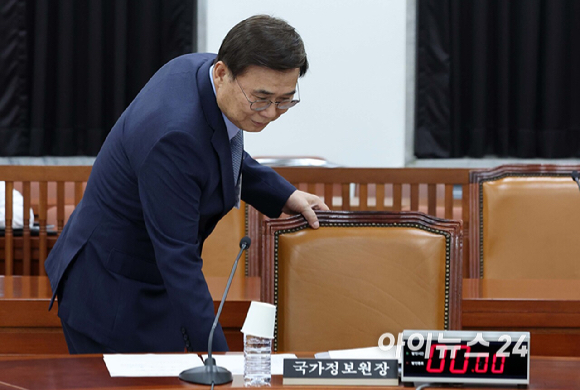 이종석 국정원장이 26일 서울 여의도 국회에서 열린 정보위원회 전체회의에 출석하고 있다. [사진=국회사진기자단]