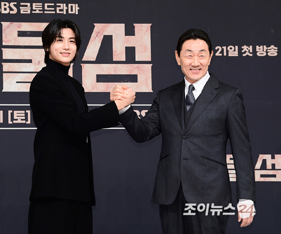 배우 박형식과 허준호가 21일 오후 서울 양천구 목동 SBS에서 열린 SBS 새 금토드라마 '보물섬' 제작발표회에 참석 하고 있다. [사진=정소희 기자]