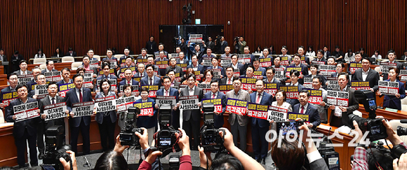 국민의힘 권성동 원내대표와 의원들이 7일 오후 서울 여의도 국회에서 열린 의원총회에서 형사소송법 개정안과 공직선거법 개정안 강행 처리를 시도하는 더불어민주당을 규탄하는 손피켓을 들고 구호를 외치고 있다. [사진=곽영래 기자]