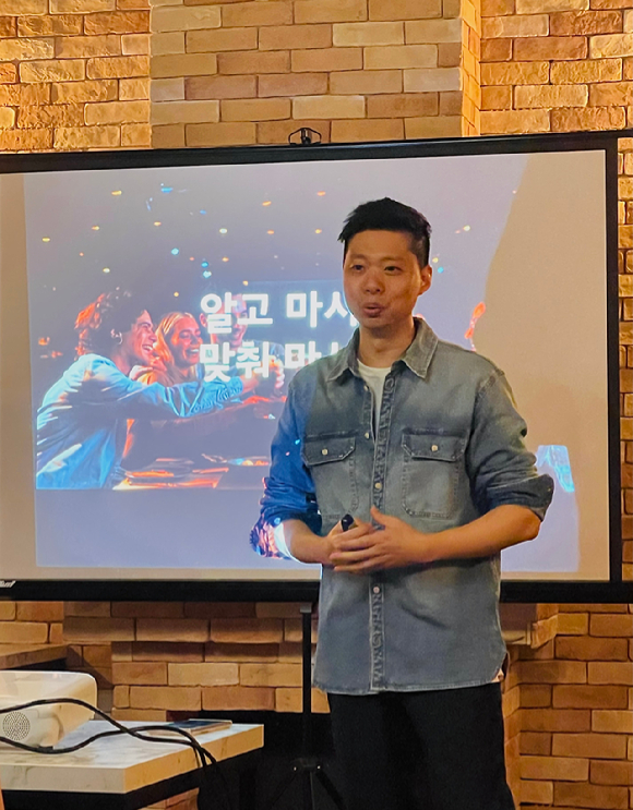 이예승 오비맥주 맥주문화교육팀 부장이 지난 25일 저녁 서울 동작구 노량진의 한 주점에서 열린 '비어 마스터 클래스' 행사에서 '맥주 맛있게 먹는 법'을 소개하고 있다. [사진=전다윗 기자]