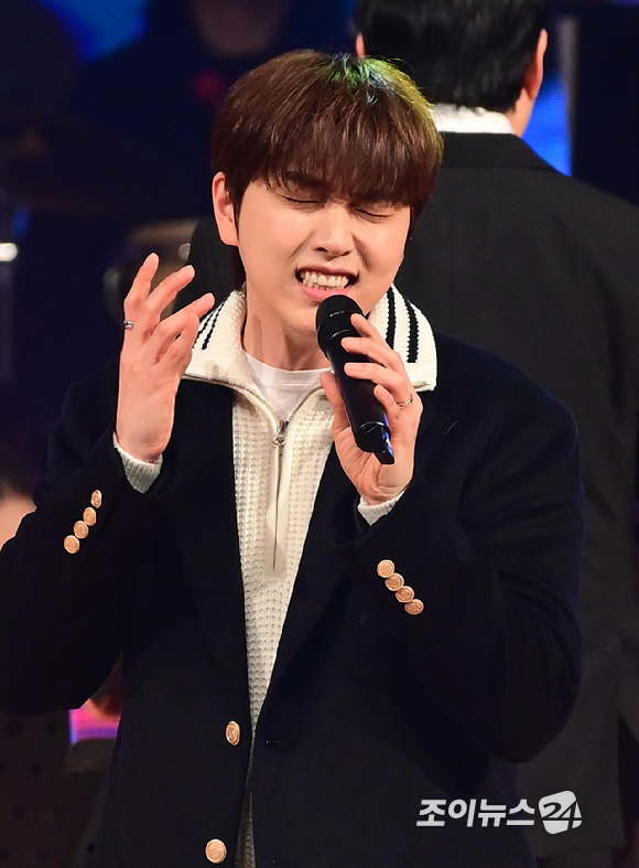 B1A4 산들이 23일 오후 서울 노원구 광운대학교 동해문화예술관에서 열린 '뮤지컬&middot;OST 콘서트-봄이 오는 소리'에서 무대를 선보이고 있다. [사진=정소희 기자]