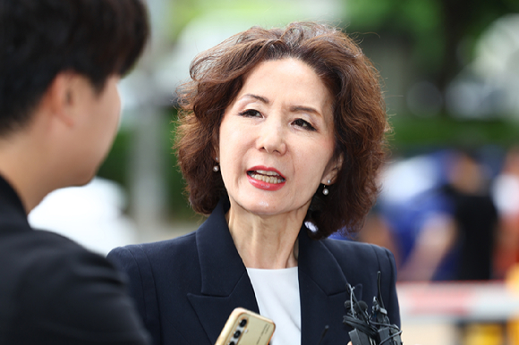이진숙 사회부총리 겸 교육부 장관 후보자가 30일 오전 서울 여의도 한국교육시설안전원에 마련된 인사청문회 준비 사무실로 출근하며 취재진 질문에 답하고 있다. 2025.6.30 [사진=연합뉴스]