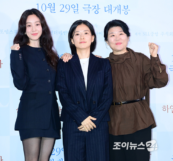 배우 정려원-고혜진 감독-배우 이정은이 27일 오후 서울 CGV 용산아이파크몰에서 열린 영화 '하얀 차를 탄 여자'(감독 고혜진) 언론시사회에 참석하고 있다. [사진=정소희 기자]