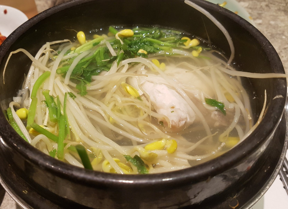 부산의 대표 음식인 복국이 '세계에서 가장 위험한 국물 요리' 중 하나라는 외신 평가를 받았다. 사진은 AI 생성 이미지로, 본 기사 내용과 무관. [사진=챗GPT]