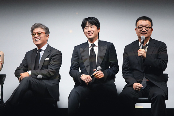 '얼굴'의 배우 권해효, 박정민, 연상호 감독이 제50회 토론토국제영화제에 참석해 대화를 나누고 있다. [사진=플러스엠엔터테인먼트]