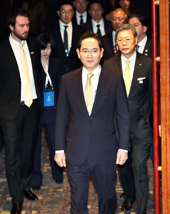 이재용 삼성전자 회장(왼쪽부터), 정의선 현대자동차그룹 회장, 구광모 LG그룹 회장, 정기선 HD현대 회장이 23일 서울 중구 롯데호텔에서 열린 한국-브라질 비즈니스 포럼에서 박수를 치고 있다. 2026.2.23 [사진=연합뉴스]