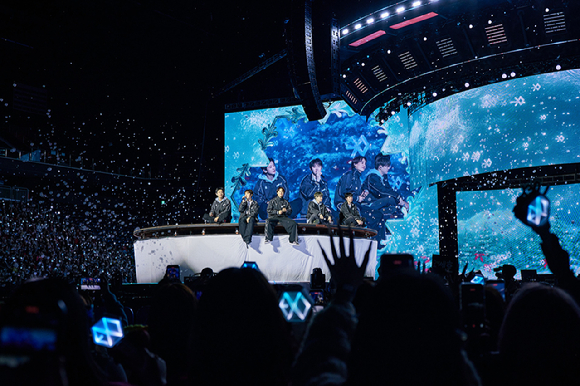 엑소가 12월 14일 인스파이어 아레나에서 팬미팅 'EXO'verse'(엑소버스)를 개최하고 팬들을 만나고 있다. [사진=SM엔터테인먼트]