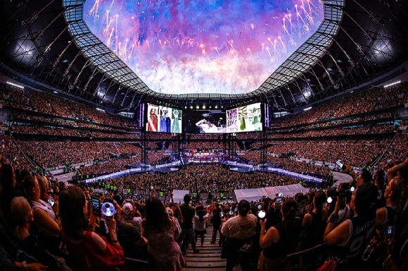 방탄소년단이 영국 런던의 토트넘 홋스퍼 스타디움(Tottenham Hotspur Stadium)에서 &lsquo;BTS WORLD TOUR &lsquo;ARIRANG&rsquo; IN LONDON&rsquo;을 개최, 무대를 선보이고 있다. [사진=빅히트뮤직]