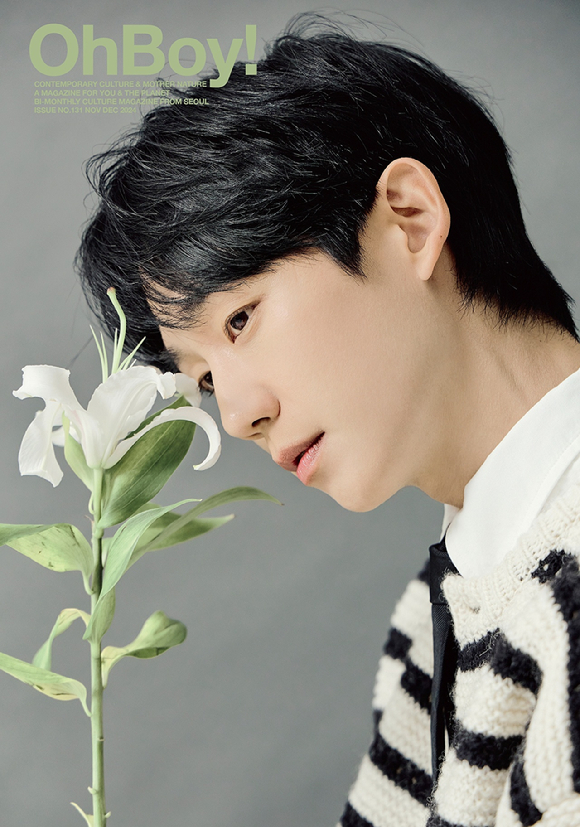 배우 정해인이 화보 촬영에서 포즈를 취하고 있다. [사진=오보이]