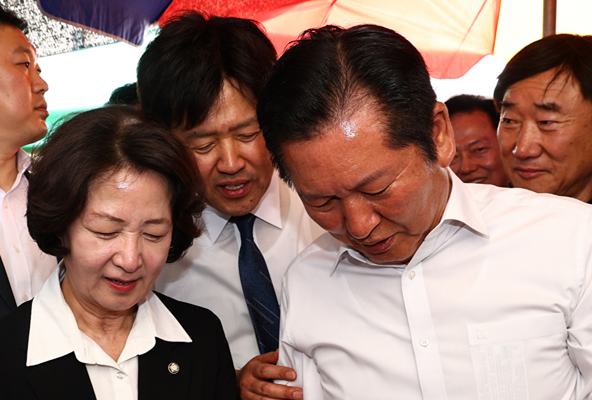 김용 전 민주연구원 부원장(가운데)이 19일 경기도 성남시 모란민속5일장을 방문해 더불어민주당 정청래 대표에게 사탕을 달라고 하고 있다. 2026.4.19 [공동취재] [사진=연합뉴스]