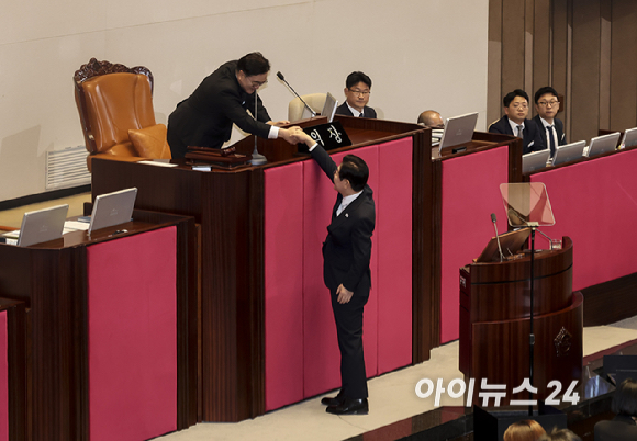 이재명 대통령이 4일 서울 여의도 국회에서 열린 본회의에서 2026년도 예산안에 대한 정부의 시정연설을 마친 뒤 우원식 국회의장과 악수를 하고 있다. [사진=국회사진기자단]