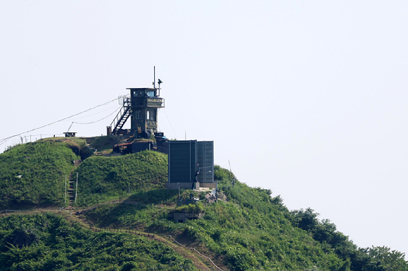 경기도 파주시 접경지역에서 바라본 한국 측 초소 오른쪽으로 대북 확성기 관련 군사 시설물이 보이고 있다. [사진=뉴시스]