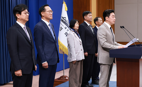 이재명 대통령이 19일 청와대 춘추관에서 열린 G7 참석&middot;유럽 순방 결과 브리핑에서 취재진 질문에 답하고 있다. 2026.6.19 [사진=연합뉴스]