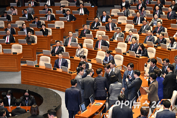 이재명 대통령이 2일 서울 여의도 국회 본회의장에서 중동 사태 대응 등을 위한 추가경정예산안에 대한 시정연설에 앞서 더불어민주당 의원들과 악수를 하고 있다. [사진=곽영래 기자]