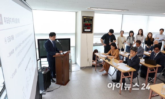 김남훈 송파구선거관리위원회 사무국장 직무대리가 2일 서울 송파구 선거관리위원회에서 투표용지 부족 사태에 대해 브리핑 하고 있다. [사진=국회사진기자단 ]