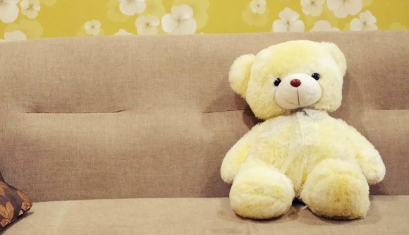 샤워 후 알몸으로 집안 곳곳을 돌아다니는 아내 때문에 스트레스받는 남편 사연이 전해졌다. 본 기사와 무관한, AI 생성 이미지. [사진=제미나이 생성 이미지]