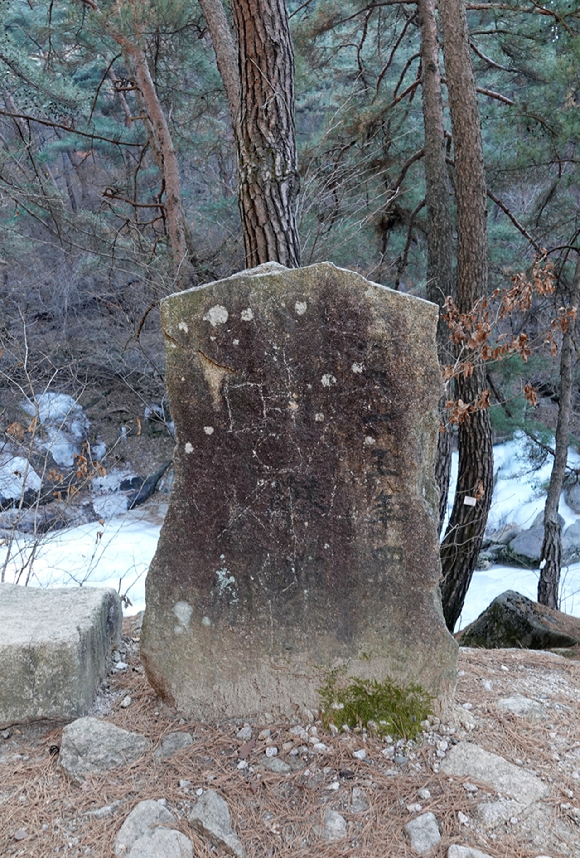 팔각정에서 바라본 겹겹한 산 [사진=박성기]