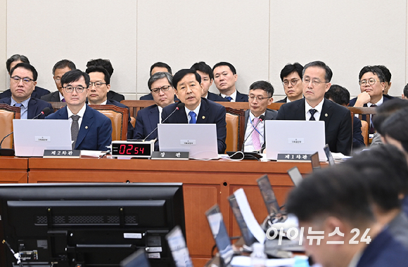 구윤철 부총리 겸 기획재정부 장관이 13일 국회에서 열린 기획재정위원회 국정감사에서 질의에 답하고 있다. [사진=곽영래 기자]