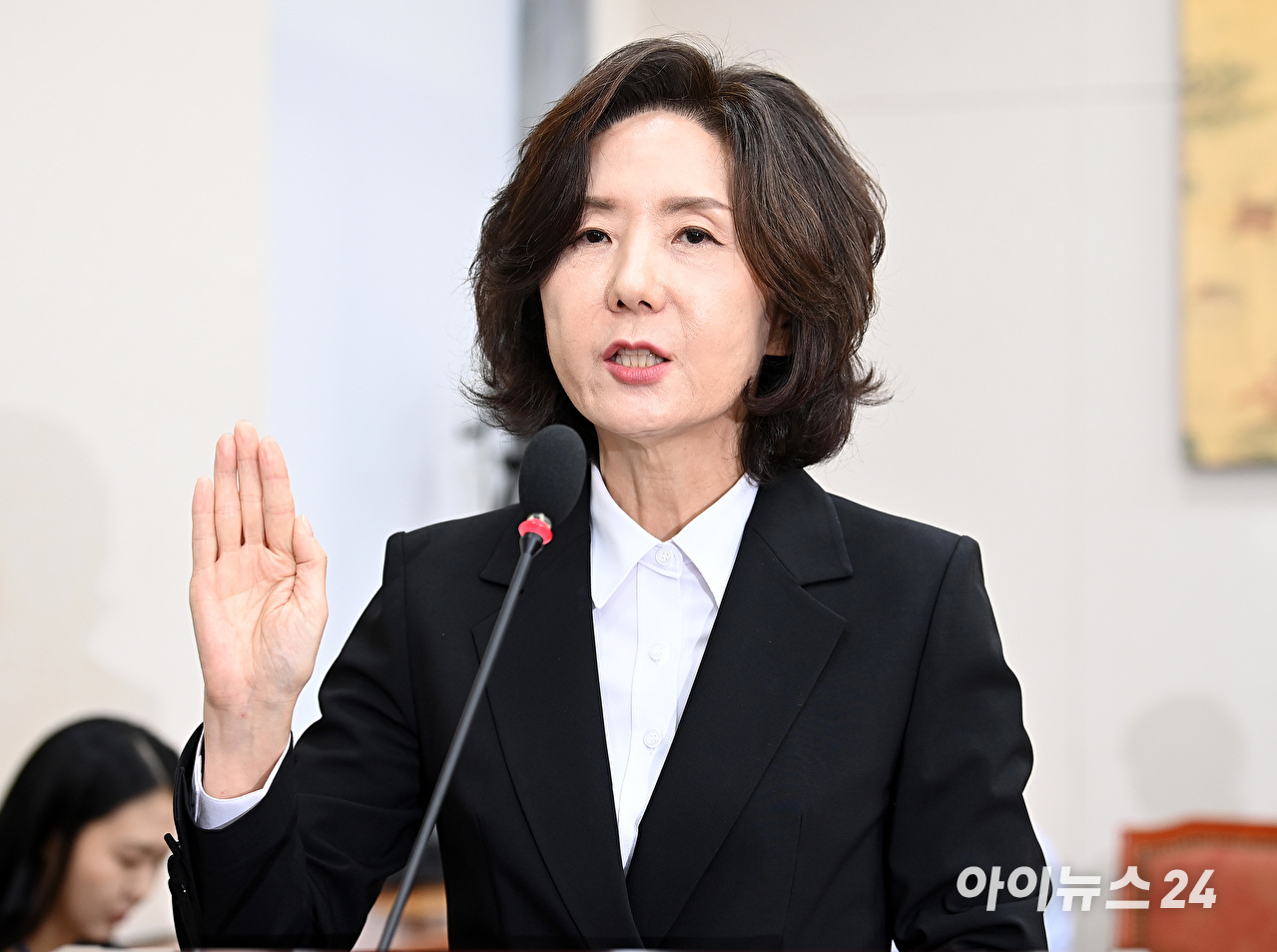 이진숙 사회부총리 겸 교육부 장관 후보자가 16일 오전 서울 여의도 국회 교육위원회에서 열린 인사청문회에서 선서를 하고 있다. [사진=곽영래 기자]