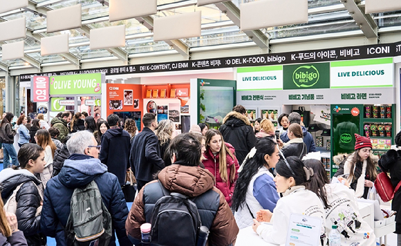 K컬처를 경험하기 위해 밀라노 코리아하우스 홍보관을 찾은 방문객들이 비비고, CJ ENM, 올리브영 존을 가득 채우고 있다. [사진=CJ]