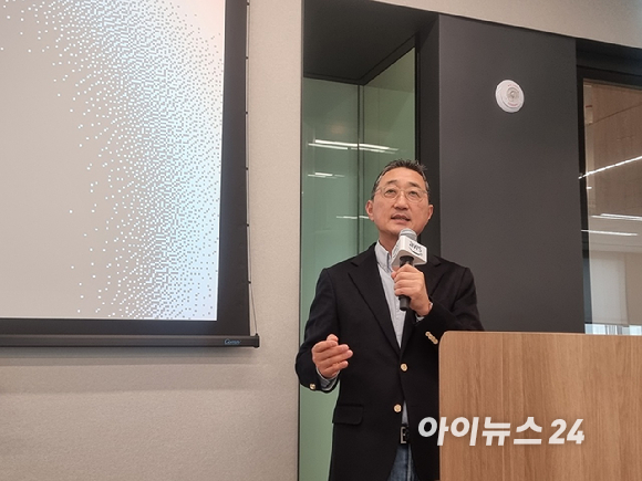 함기호 AWS코리아 대표가 3일 서울 역삼동 AWS코리아 사무실에서 열린 신년 기자간담회에서 지난해 사업 성과를 발표하고 있다. [사진=윤소진 기자]